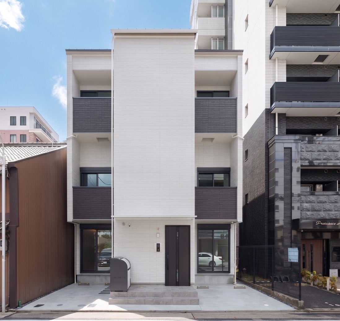 コンパクトな敷地に広がりを持たせて建つ　住宅兼賃貸住宅 写真